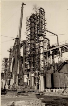 “Picture 6 comes from the assembly of a similar column at a subsequent I.G. Farben plant in West Germany in 1952. Comparison of this picture with the previous one shows that the erection of such distillation columns in Auschwitz in 1943 was basically carried out just as it was in peacetime conditions in 1952. On closer inspection, you can even see that on the scaffolding from 1952, the footrails that enhance safety are missing.”'(Photo 1952, description by I.G. Farben defense counsel, Wollheim lawsuit, 1955)'© Central State Archive of Hesse (records of Wollheim lawsuit)